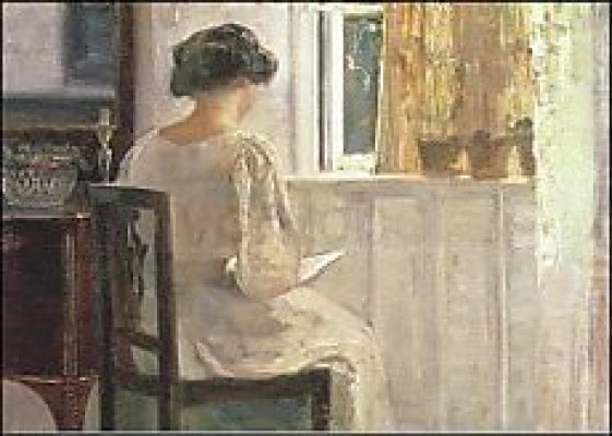 Lesendes Mädchen in sonnendurchflutetem Zimmer