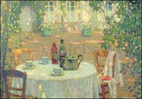 Tisch im Sonnenschein im Garten